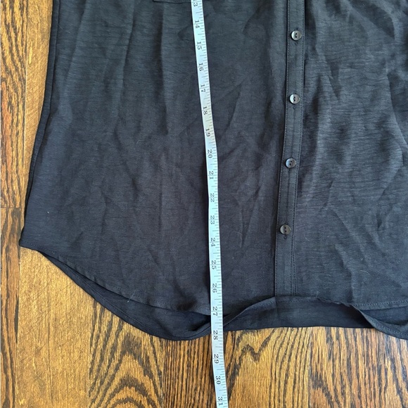 Classic Black Sleeveless Button-Down Shirt - Picture 7 of 9